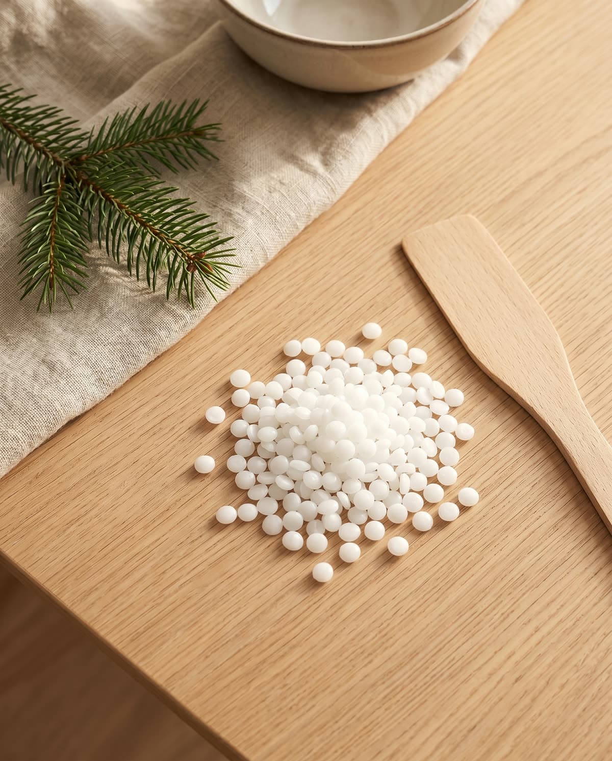 Weiße Wachs-Pastillen mit Holzlöffel — Vorbereitung zum Kerzengießen