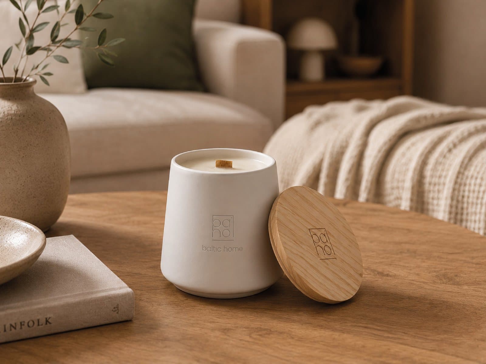 Duftkerze von baltic home im matten Keramikgefäß mit Holzdeckel